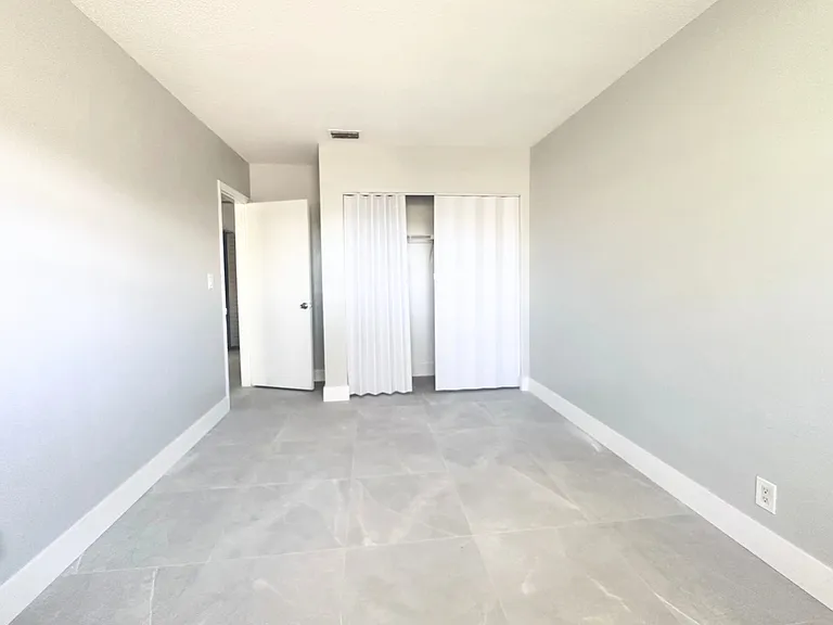 1007 W Prospect Rd — Photo 43