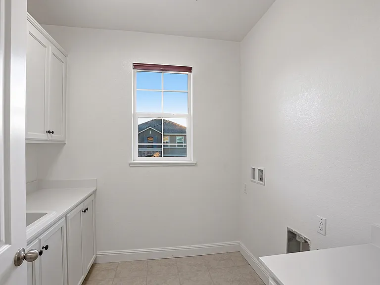2525 Modena Dr — Photo 3