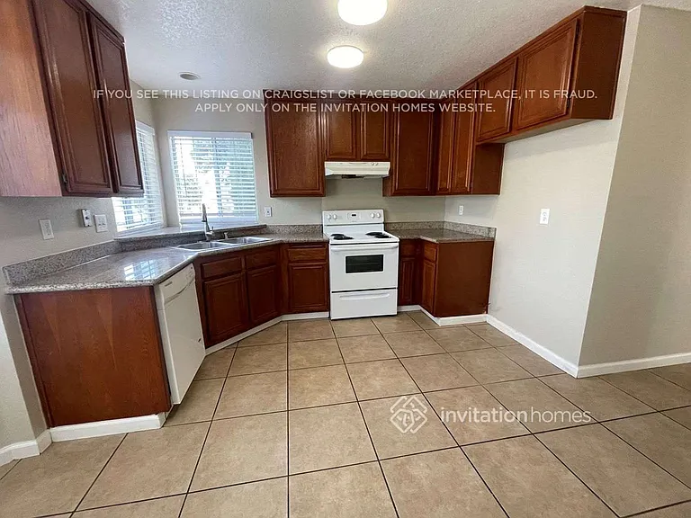 910 Edgewood Cir — Photo 5