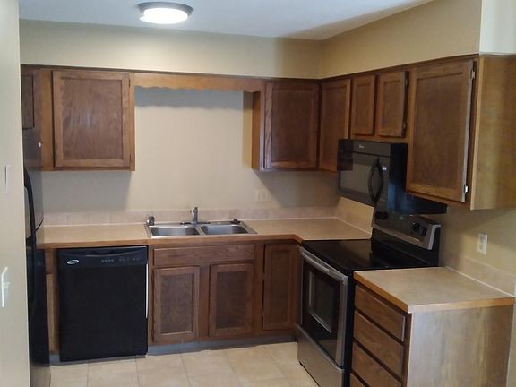 4th image of 1833 N Winstead Ct