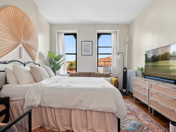 496 Putnam Avenue image 3 of 19