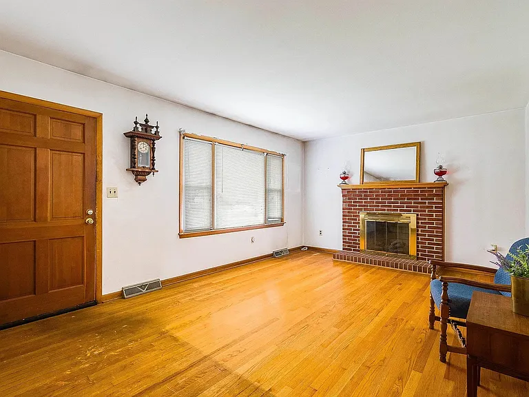 72 Hudson Ave — Photo 4