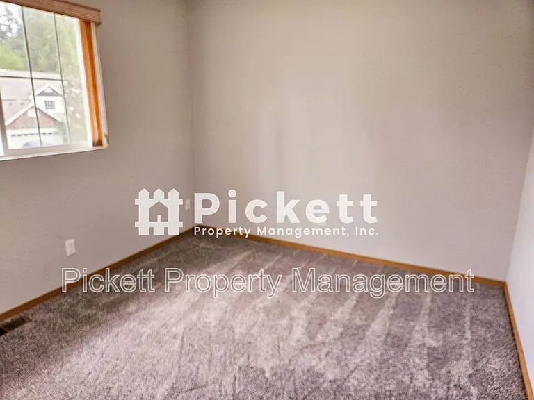 2037 NE Gustaf St — Photo 23