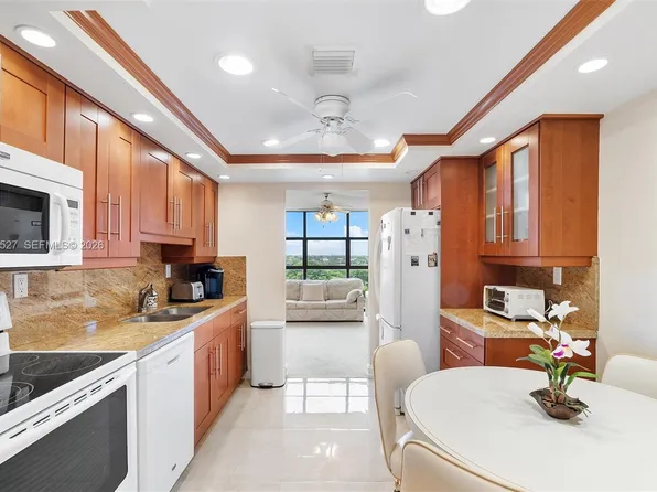 600 Parkview Dr APT 709, Hallandale, FL 33009