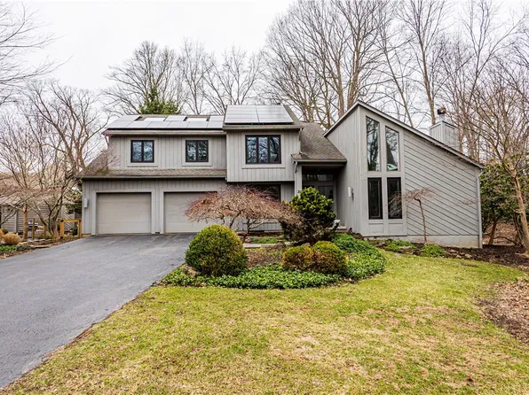 28 Shelter Creek Ln, Fairport, NY 14450