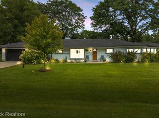 7411 N Briarcliff Knoll Dr, West Bloomfield, MI 48322