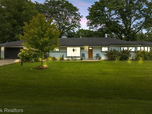 7411 N Briarcliff Knoll Dr, West Bloomfield, MI 48322