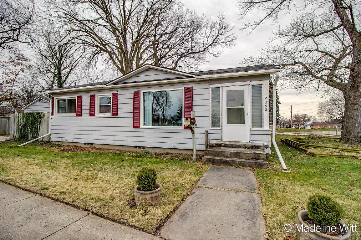 2392 Thornwood St SW photo 1