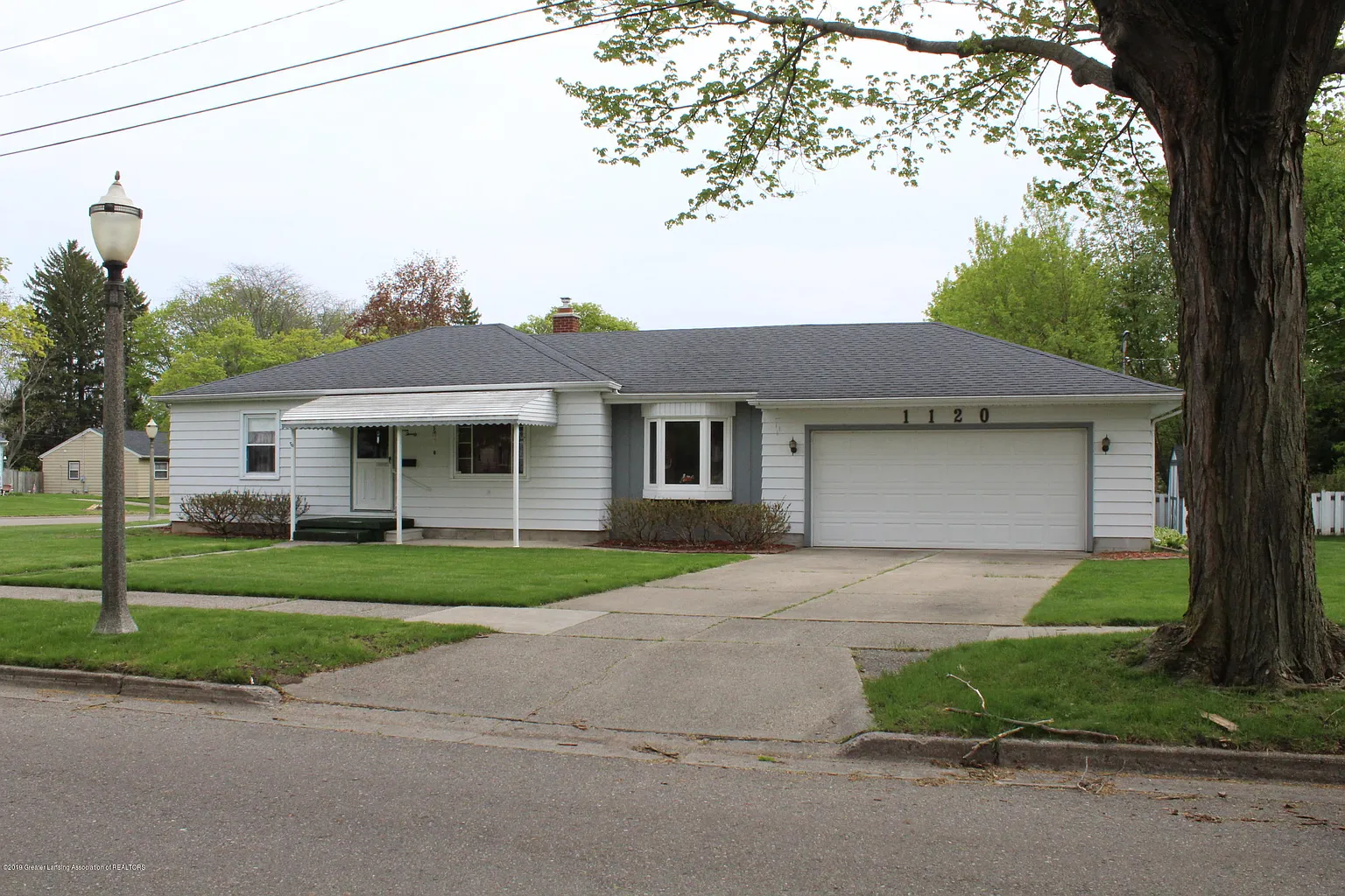 1120 Maplehill Ave photo 1
