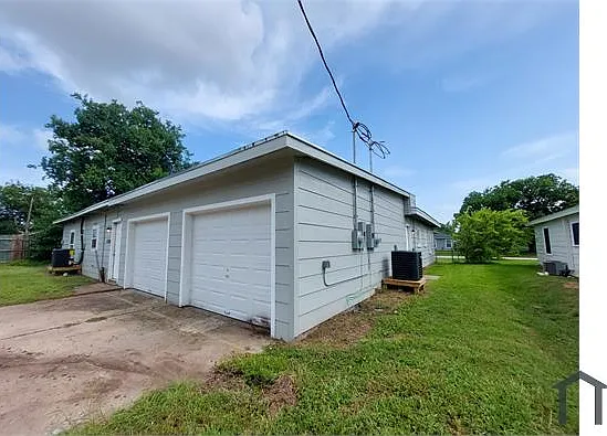3 bed, 924 sqft, $1,195 — Photo 2