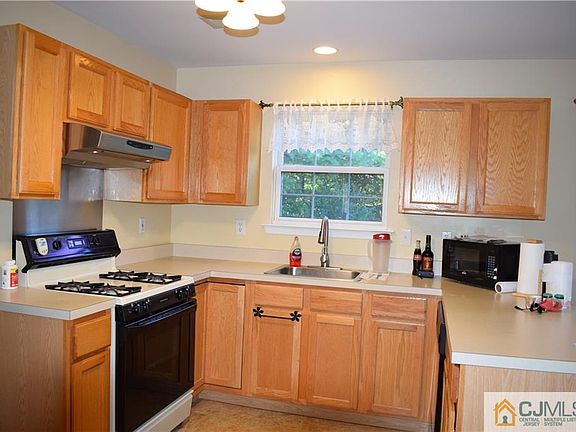 5th image of 31 Hyde Park Dr