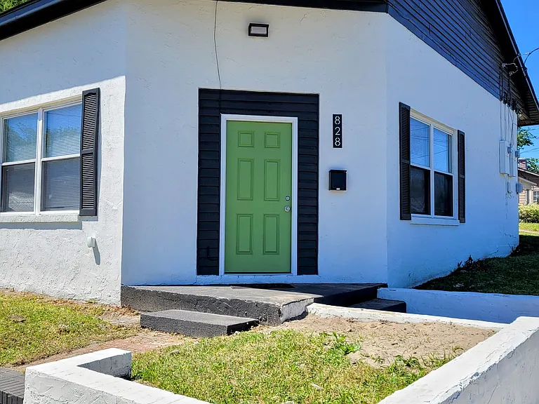 828 Campbell St — Photo 1