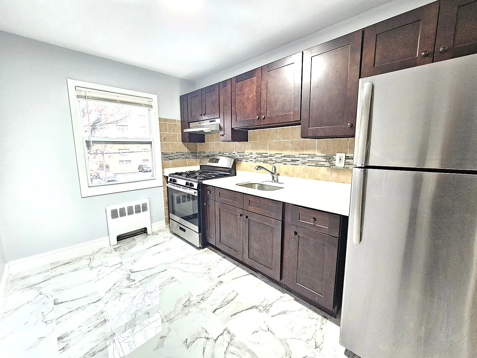 2 bed, 900 sqft, $2,100 — Photo 2