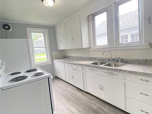 5th image of 325 W Oak St