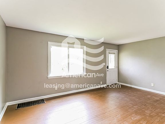 602357_002_living_room_3.jpg