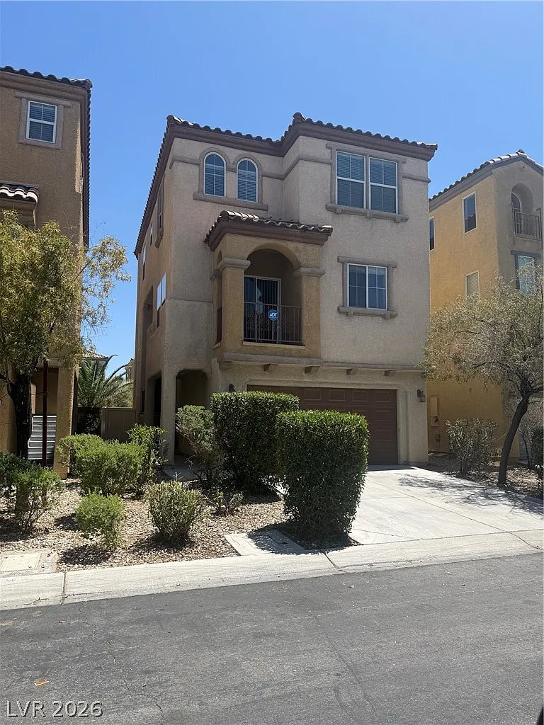 4 bed, 3.0 bath, 1813 sqft, $1,900 — Photo 1