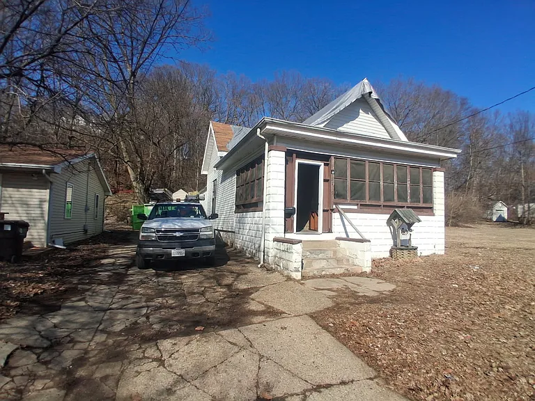 1117 NE Glendale Ave — Photo 1