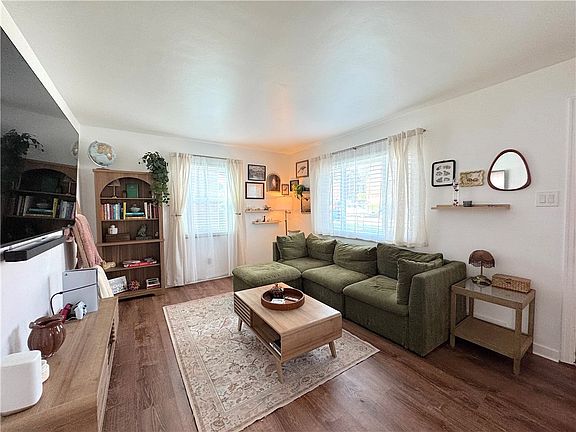 5th image of 3652 Oakleaf Rd