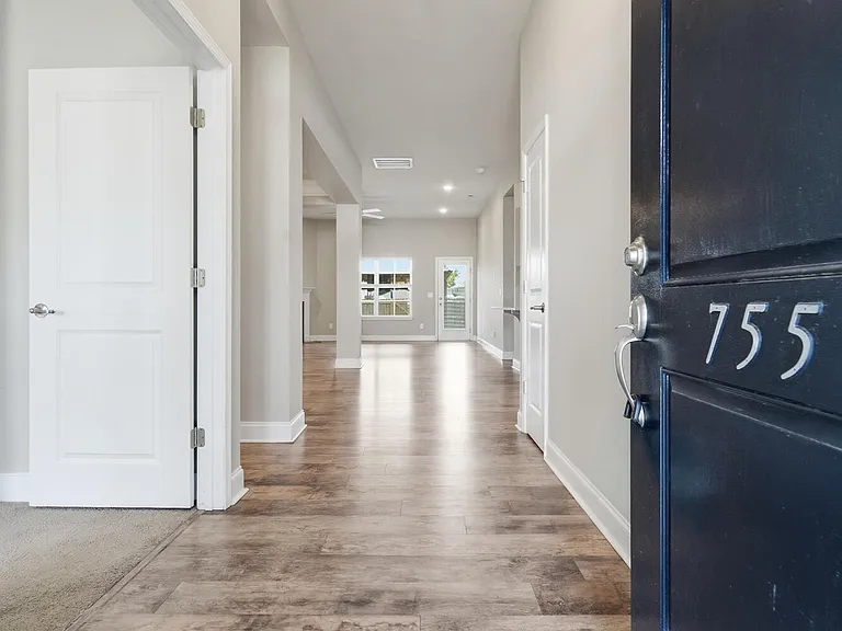 755 Greenwich Pl — Photo 3