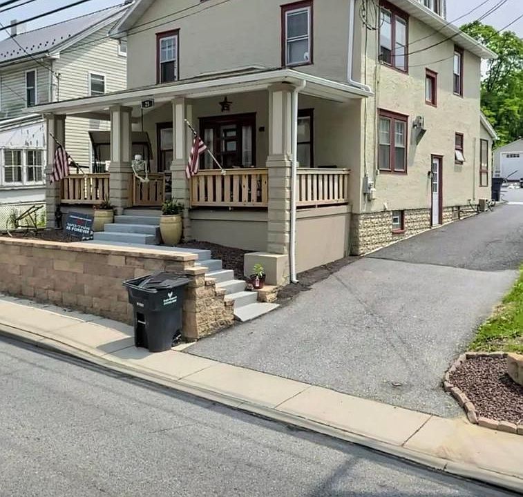 2nd image of 25 W Main St