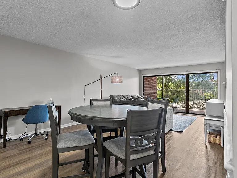 1100 Clarendon St #204 — Photo 7