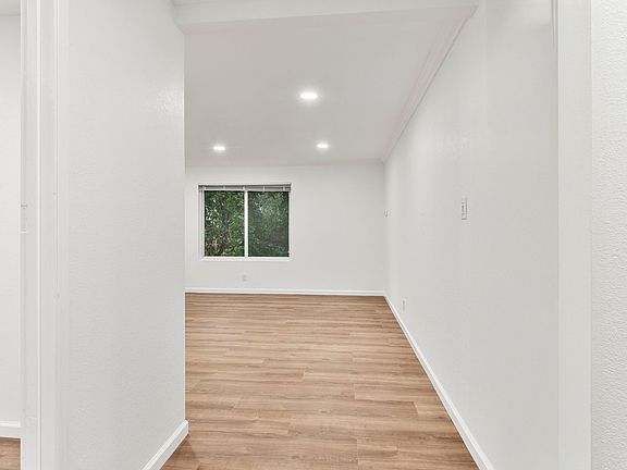 3rd image of 17-25 Devonshire Blvd #1