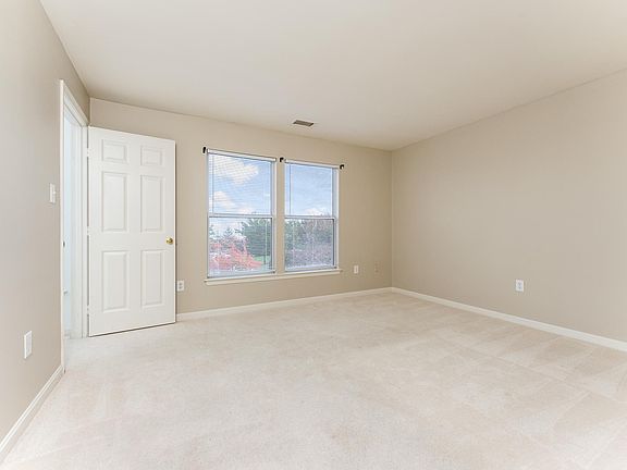 5th image of 301-20585 Snowshoe Sq #301