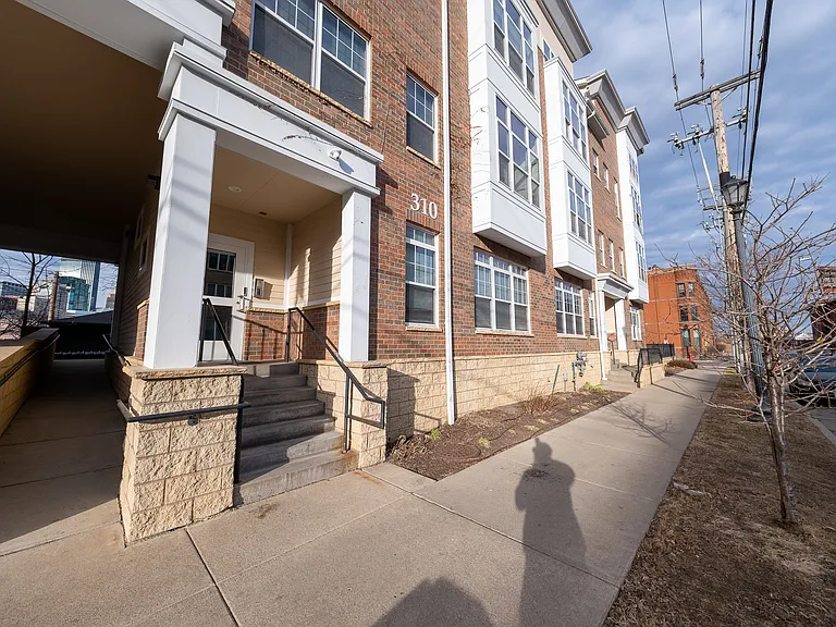 310 E 18th St #202 — Photo 17
