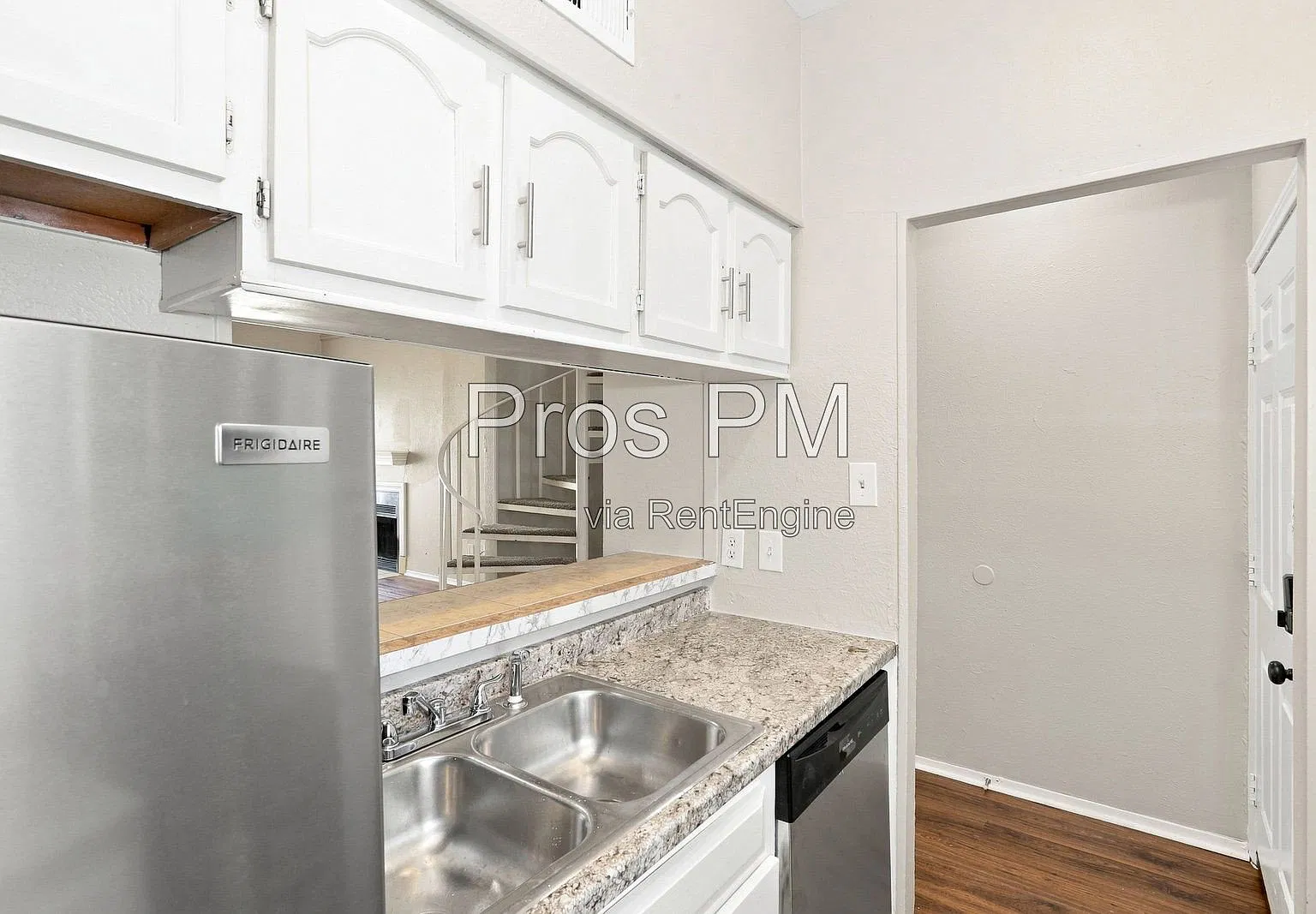 2 bed, 1.5 bath, 827 sqft, $1,350 — Photo 2