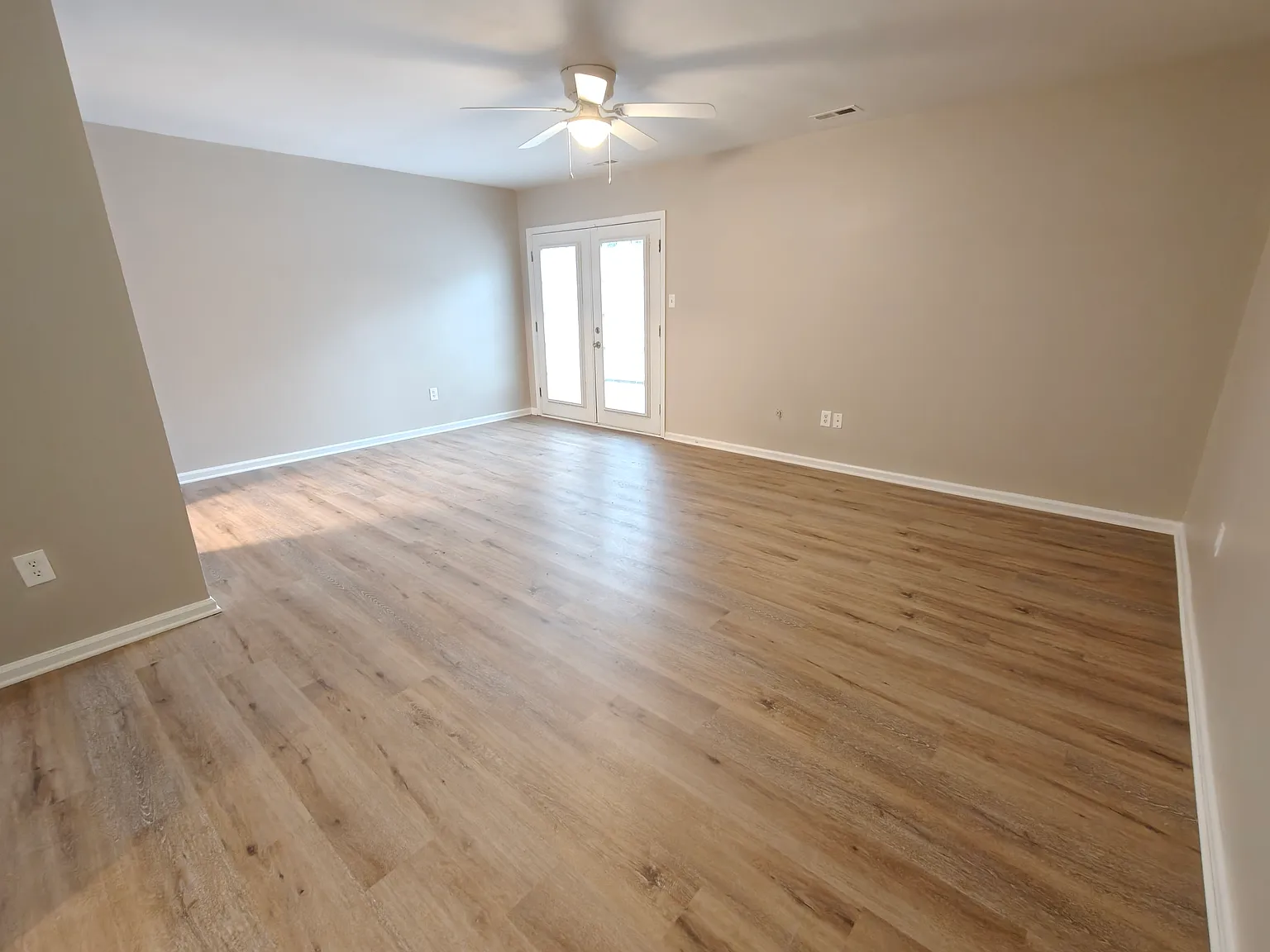 3 bed, 1.5 bath, 1327 sqft, $2,150 — Photo 4