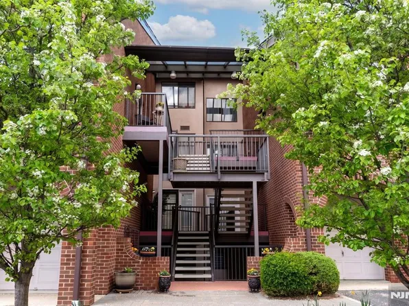 4 Millay Ct #604, Teaneck, NJ 07666