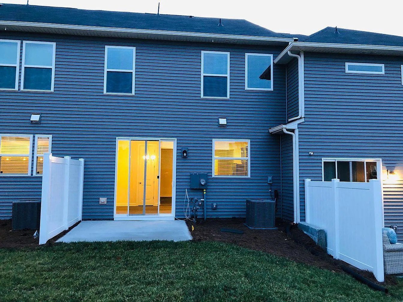 3 bed, 2.5 bath, 1525 sqft, $2,050 — Photo 4