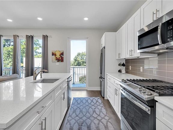 3rd image of 900 Bartholomew St #320