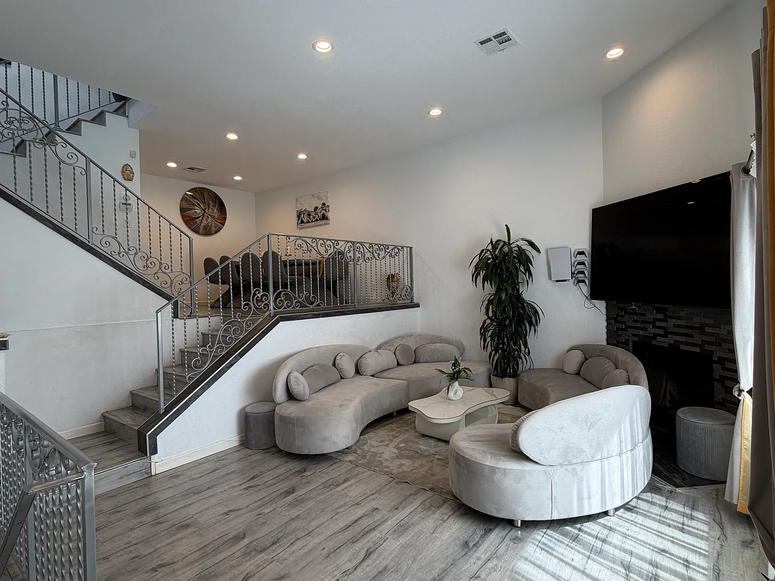 3 bed, 1607 sqft, $3,595 — Photo 1