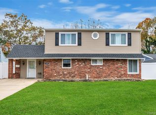 200 Willowood Dr, Wantagh, NY 11793