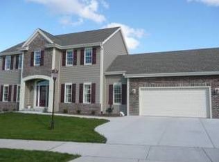 1819 Glacier Ridge Rd, Waukesha, WI 53188