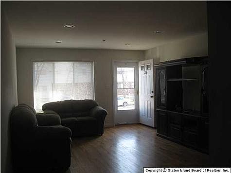 3rd image of 216 Maple Pkwy