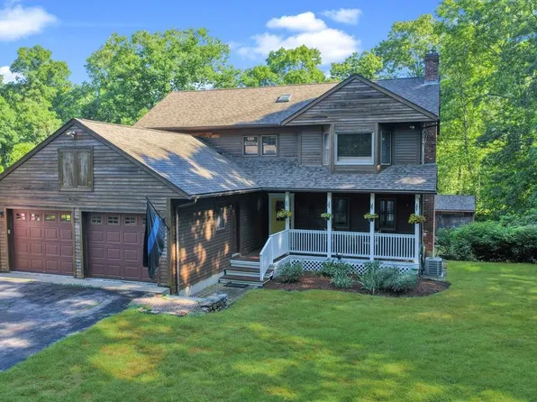 2 Overlook Dr, Ashaway, RI 02804