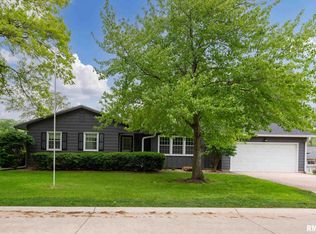 2008 Elmwood Ln, Bettendorf, IA 52722