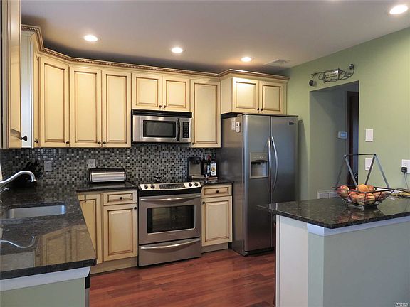 3rd image of 10 W Pond Ct