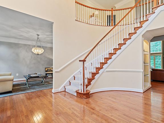 ELEGANT 2-STORY FOYER 