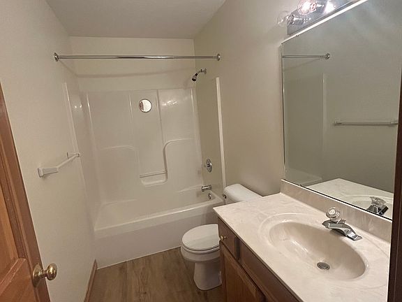 4th image of 588 Shamrock Ln APT B