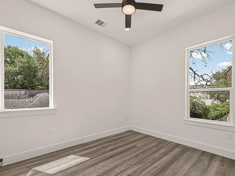 2711 Dennis St — Photo 22