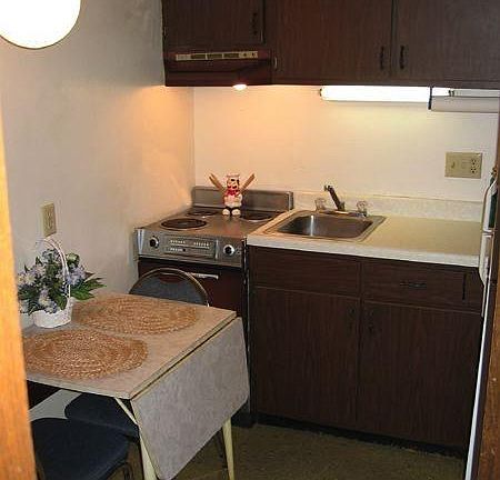 Kitchen, full stove, Microwave...