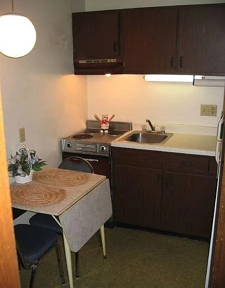 Kitchen, full stove, Microwave...