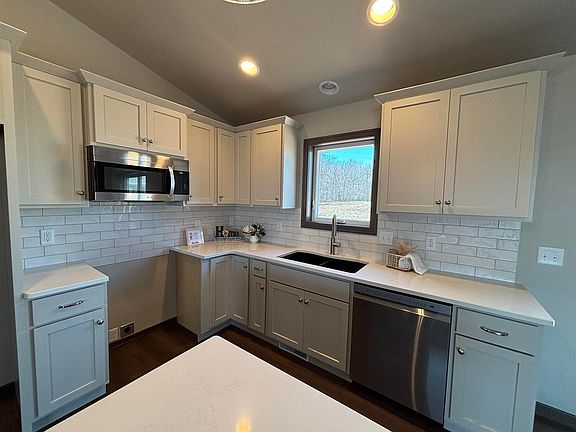 3rd image of 655 Reed St