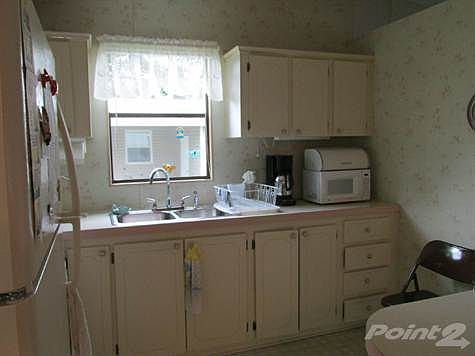 KITCHEN LOTS OF CUPBOARDS