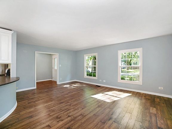 3rd image of 806 W Country Dr
