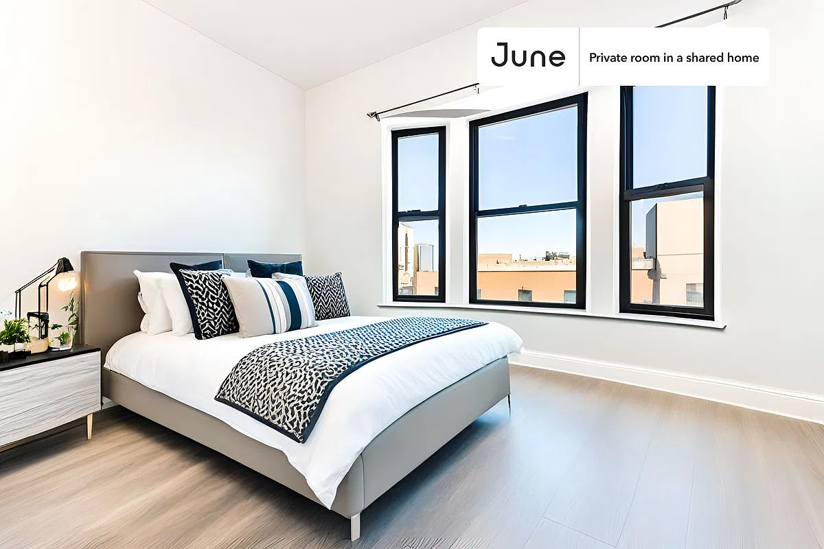 Queen bedroom in 4 bed/2 bath home in Crown Heights #1728 D — Photo 1
