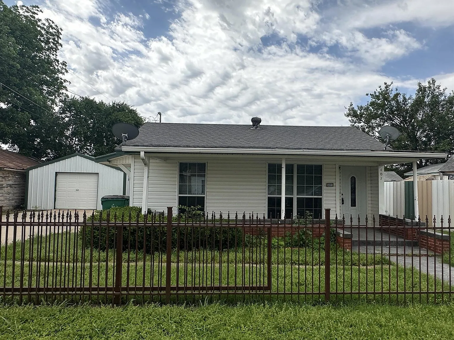 2 bed, 1.0 bath, 1076 sqft, $995 — Photo 1